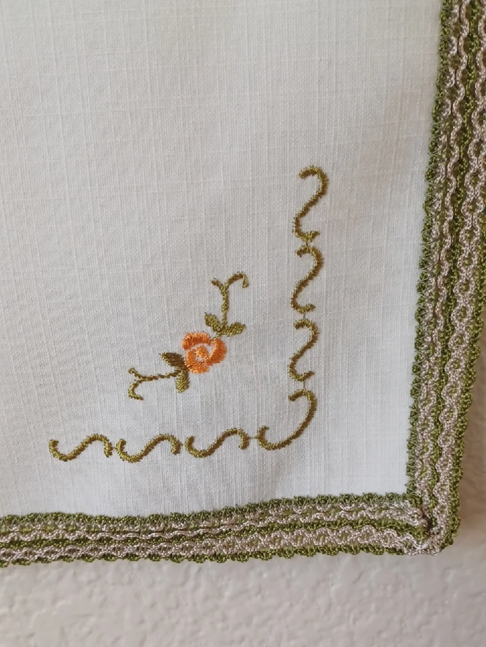 Vintage Scandinavian-style Embroidered Rose Floral Table Runner In Cream & Green
